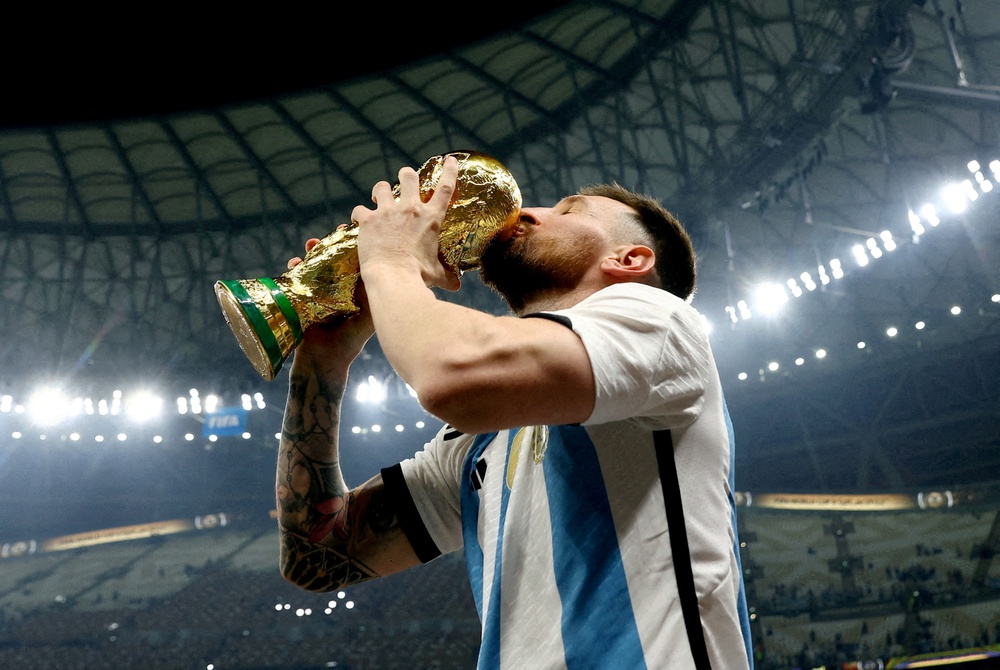 Messi bỏ lại Ronaldo một mình