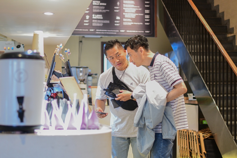 Het thoi khach Trung Quoc 'vung tien' vao mua sam hinh anh