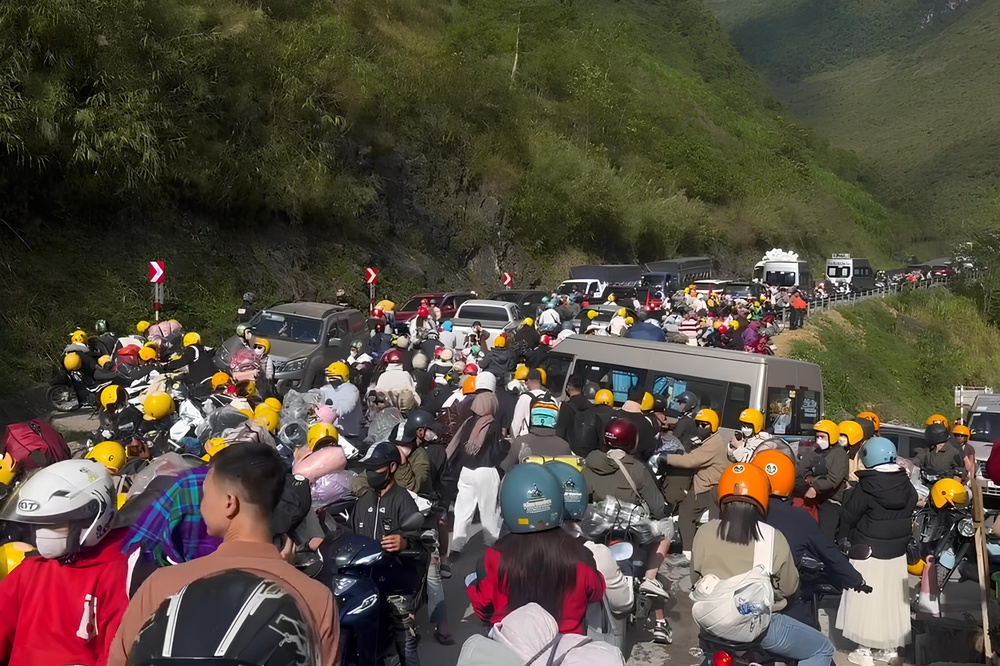 Ha Giang 'vo tran', khach ket cung 30 phut o doc Tham Ma hinh anh