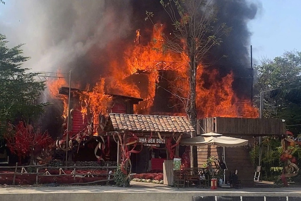 Mo cua lai quan ca phe nhu 'vuon dia dang' boc chay dip Tet o TP.HCM hinh anh