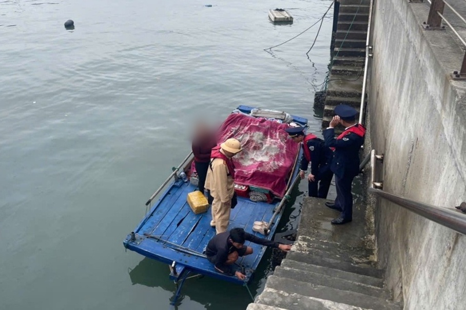 Hang rong van deo bam tau du lich tren vinh Ha Long hinh anh