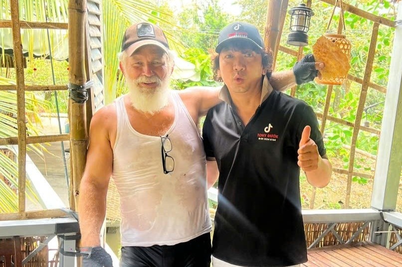 'Vo nha tui an com nghen': Cuoc gap khach Tay o mien Tay gay sot mang hinh anh