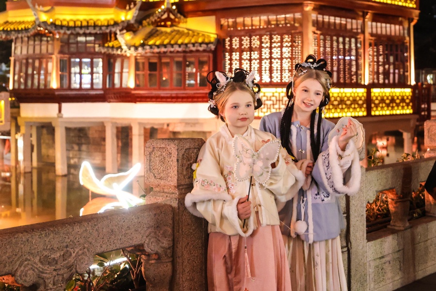 7 khach Tay roi Trung Quoc voi hon 40 vali hang hoa hinh anh