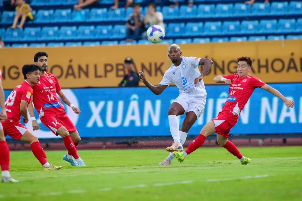 Doi bong cua Xuan Son thua 0-4 chi sau 45 phut hinh anh