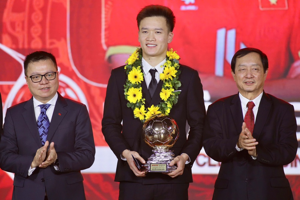 Tinh duyen kin tieng cua Qua bong vang Hoang Duc hinh anh