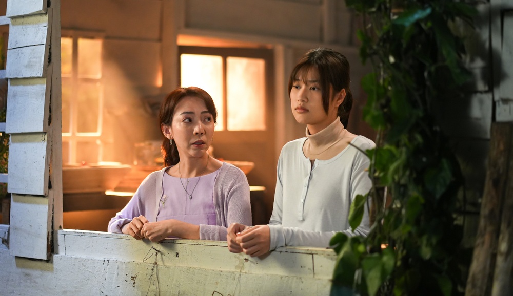 ‘Nụ hôn bạc tỷ’ - phim Tết theo công thức gia đình và hài hước