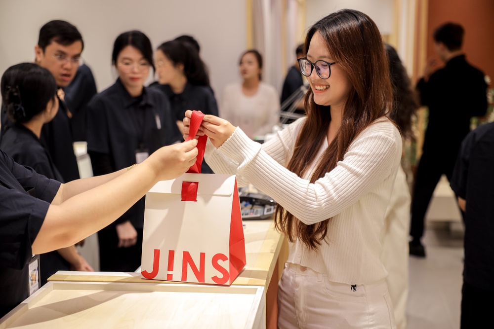 Kinh mat Jins duoc long gioi tre Viet hinh anh