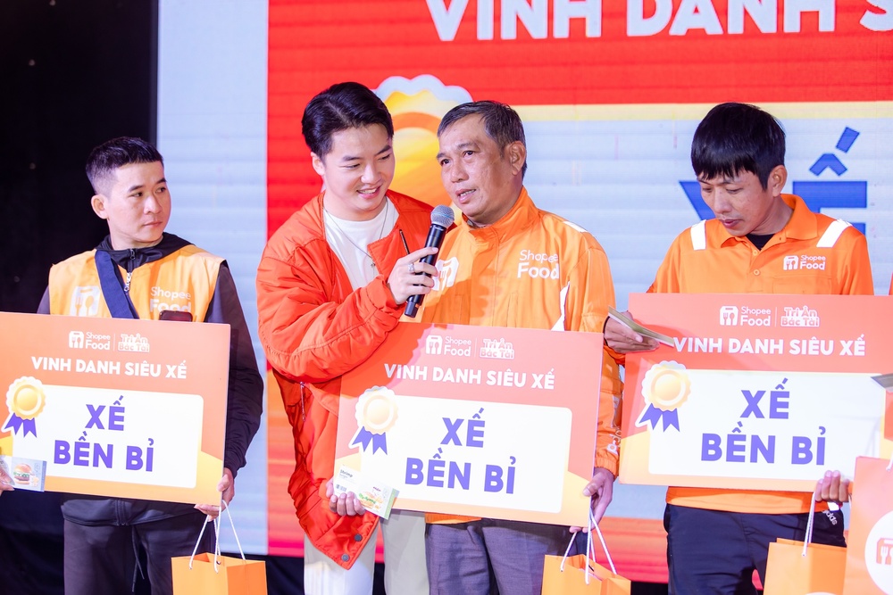 Hanh trinh 2025 ruc ro tu nhung no luc cua cong dong tai xe ShopeeFood hinh anh