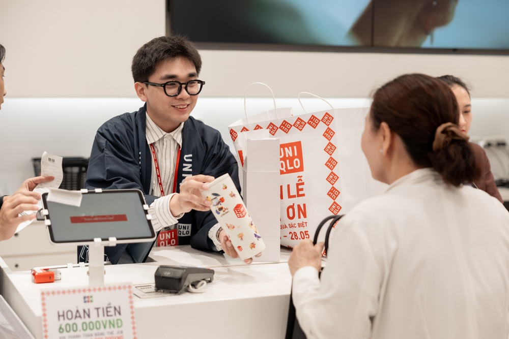 Cac cua hang Uniqlo tap nap khach mua sam dip Tuan le cam on hinh anh
