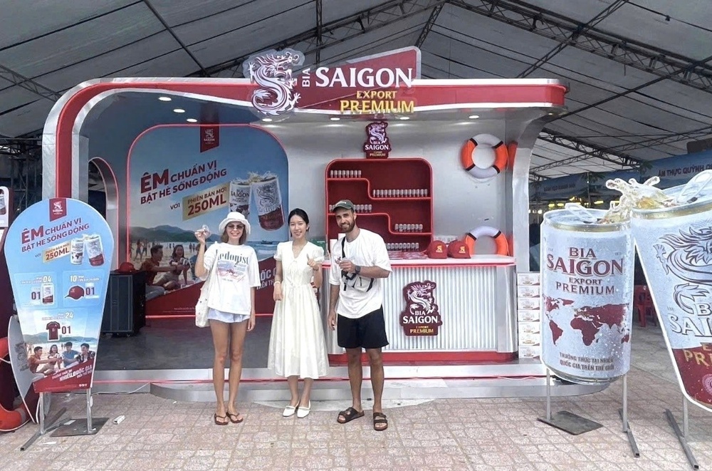 Cuộc gặp gỡ đáng nhớ bắt đầu từ khoảnh khắc cùng nâng ly