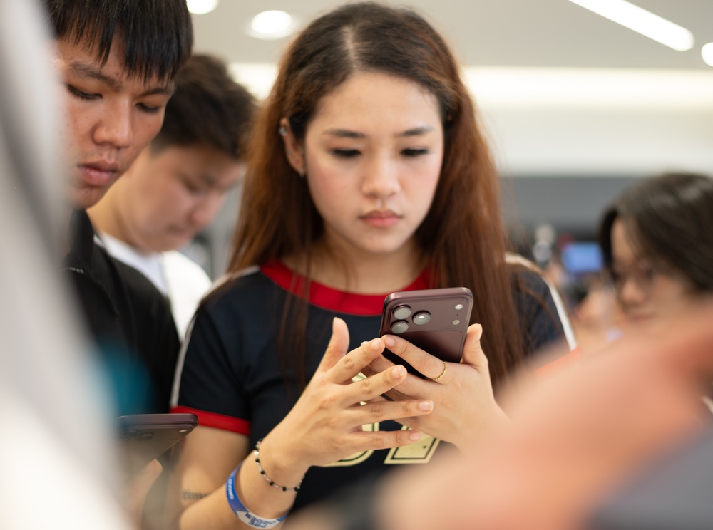 Cảnh nô nức xếp hàng chờ mua iPhone 18 Pro ở Việt Nam