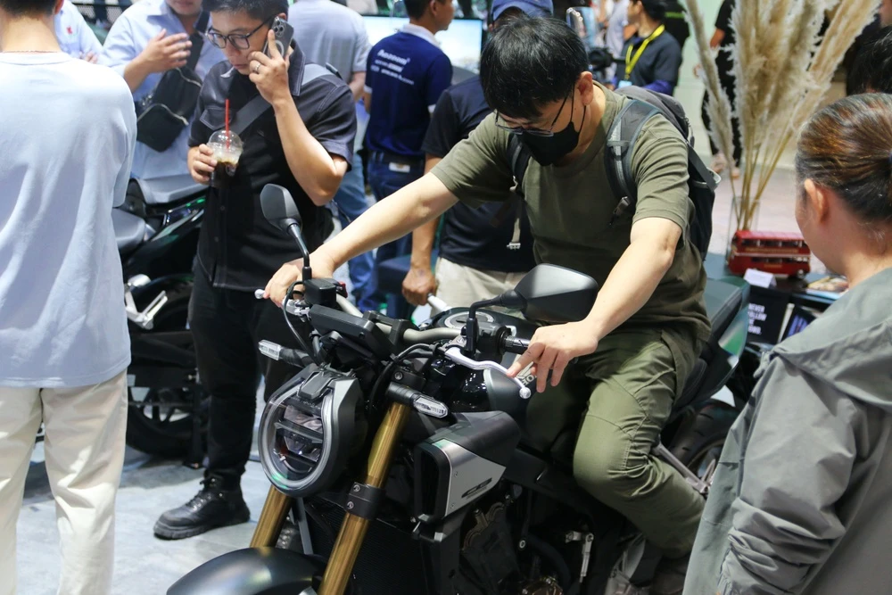 Nguoi Viet giam mua, xe may xang moi ra mat van doi gia hinh anh