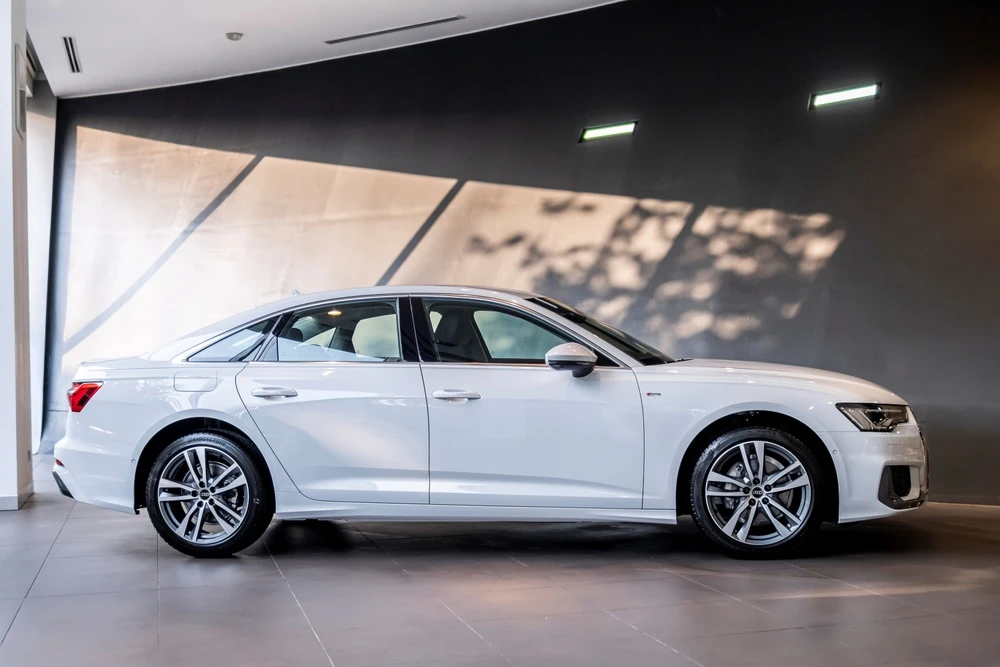 Chi hang xe sang moi 'dam' ban sedan moi tai Viet Nam? hinh anh