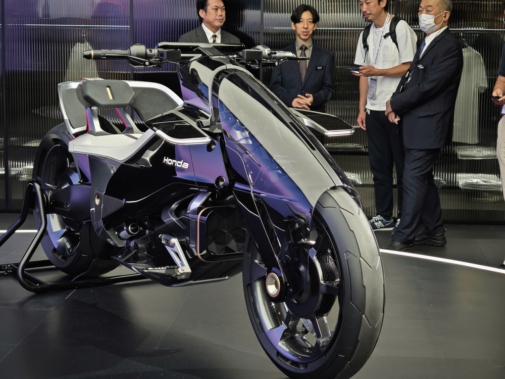 Di trien lam oto Nhat Ban xem xe may dien cua tuong lai hinh anh