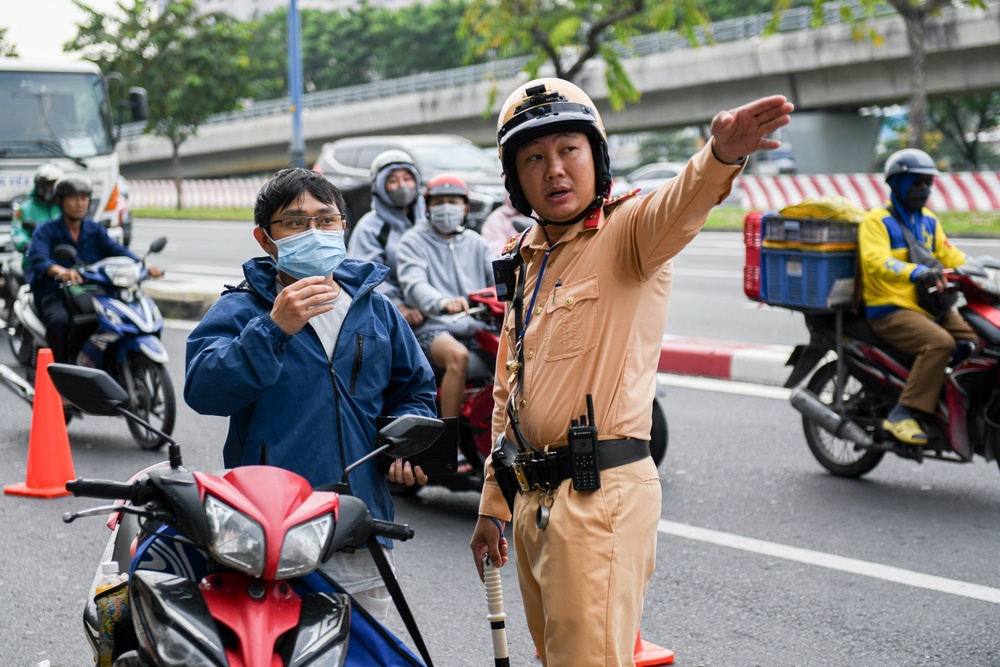 So voi Nghi dinh 100 bi bai bo, muc phat giao thong xe may hien ra sao hinh anh