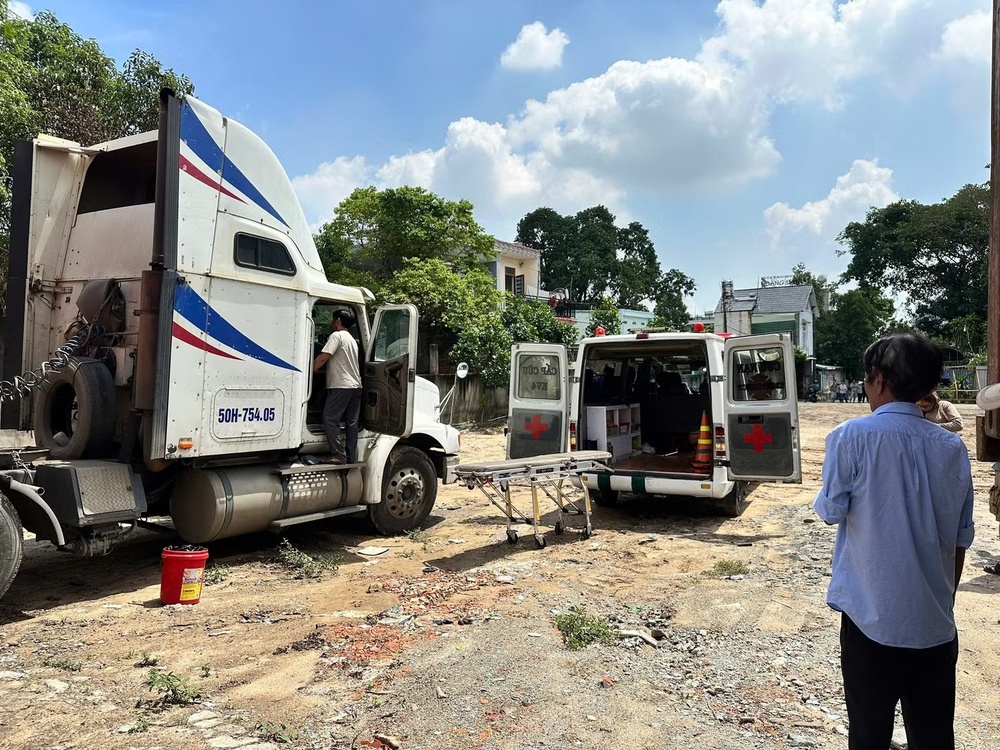 Phat hien tai xe container tu vong trong cabin xe o TP.HCM hinh anh