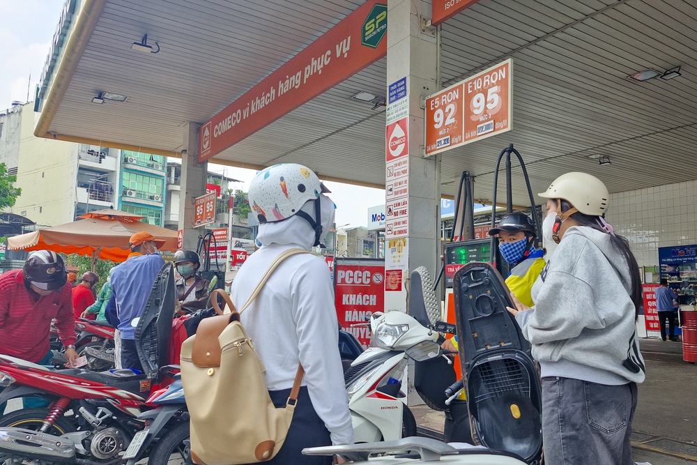 Xang E5 duoc lung mua hinh anh