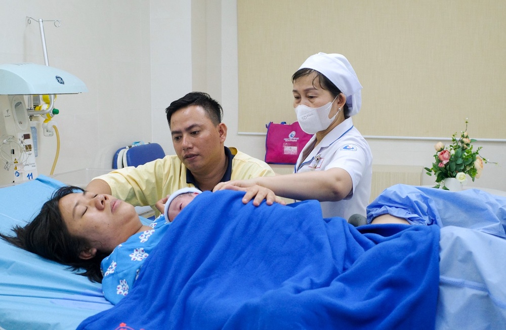 Khong doi luc nhieu tien moi dam sinh con hinh anh