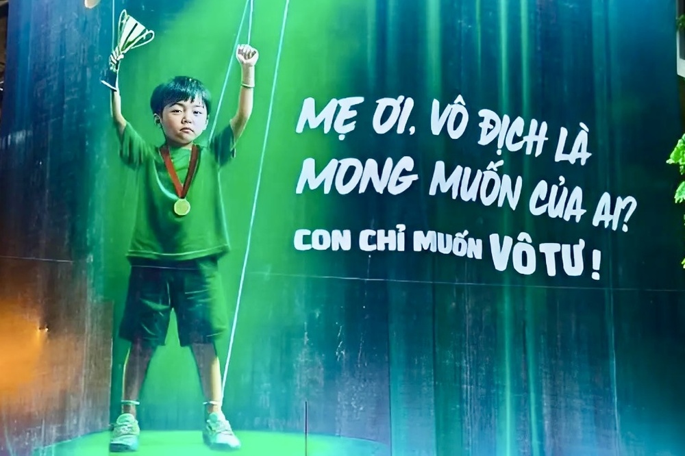 Thay gi khi quang cao 'Con muon vo tu' bi dong loat go bo o TP.HCM hinh anh
