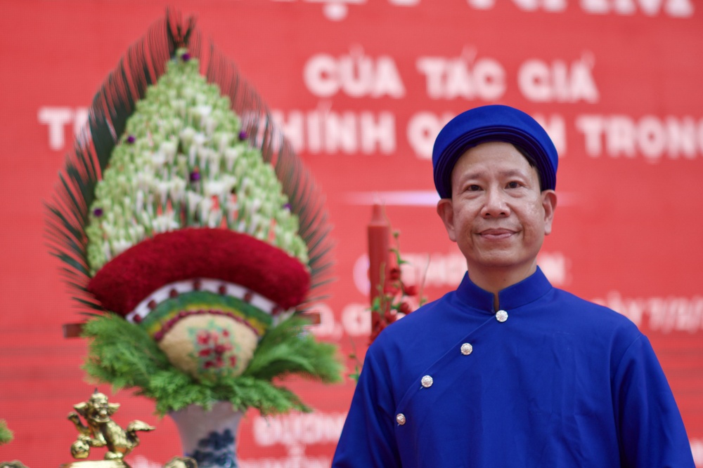 Dung danh dong nghi le, tho cung voi me tin hinh anh