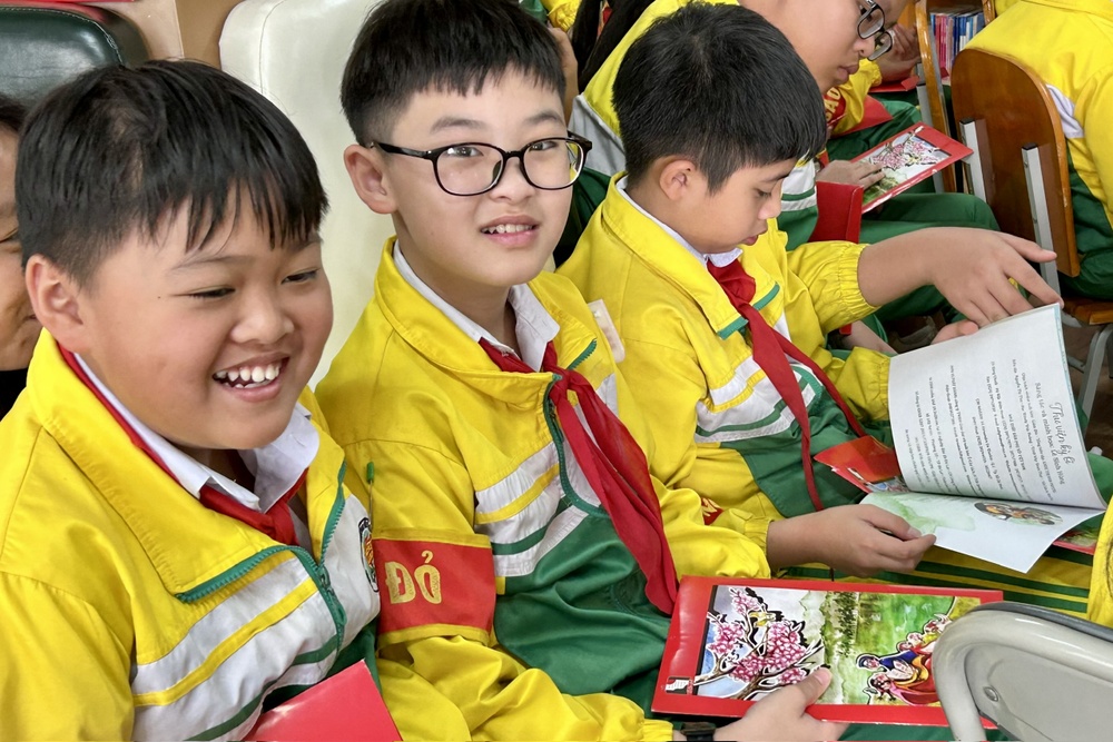 Li xi sach Tet - li xi niem vui doc hinh anh