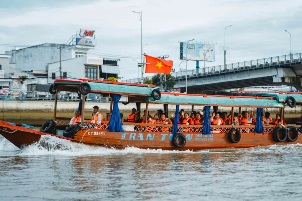 Tam dung don khach tai ben cau tau cho noi Cai Rang hinh anh
