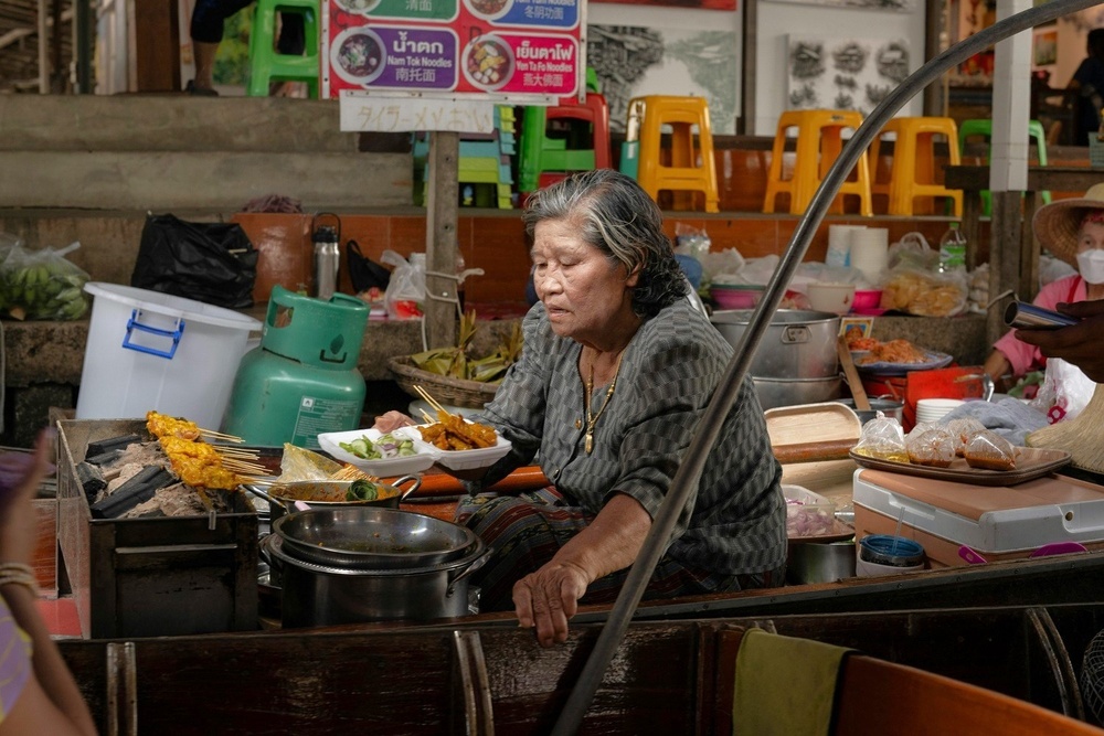 Do an duong pho Thai Lan tang gia vi ap luc xang dau hinh anh