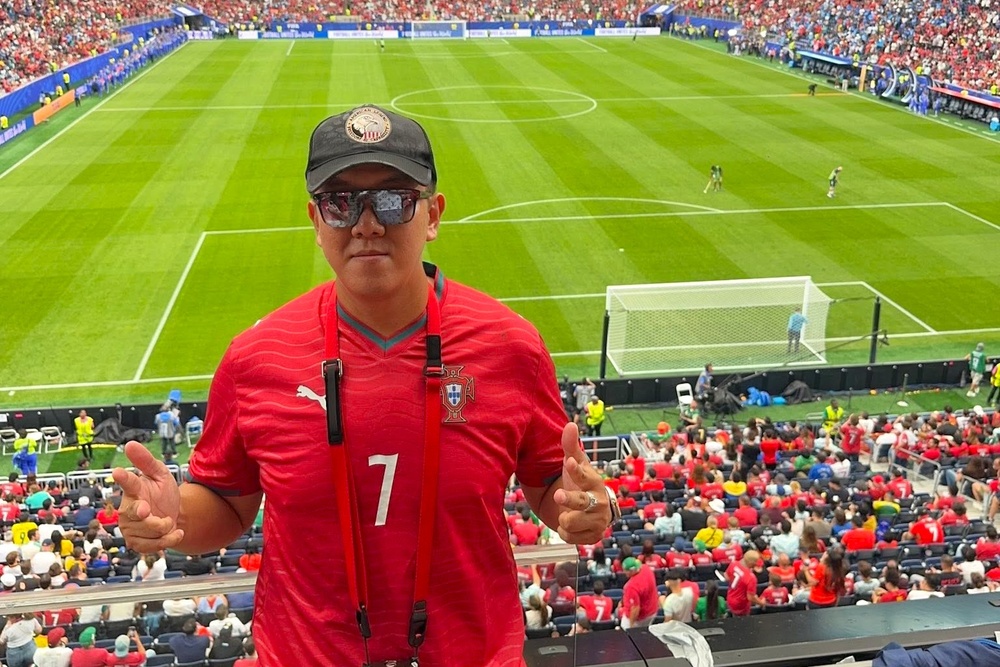 Khach Viet chi hon 160 trieu dong di My xem Ronaldo da World Cup hinh anh