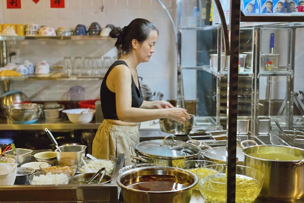 Quán chè Hoa ở TP.HCM quá tải sau bài đăng của Trấn Thành