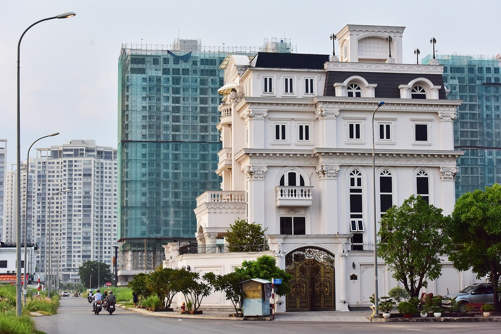 Biet thu trang le cua Ly Nha Ky ben song Sai Gon anh 1