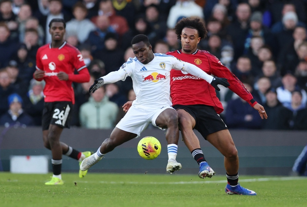 Zirkzee không phải mẫu trung phong chỉ chờ bóng trong vòng cấm. Anh lùi xuống, kéo trung vệ theo mình, tạo khoảng trống cho tuyến hai.