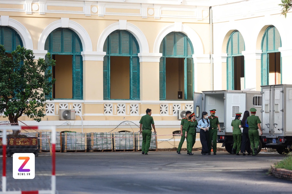 hoa hau Thuy Tien anh 2