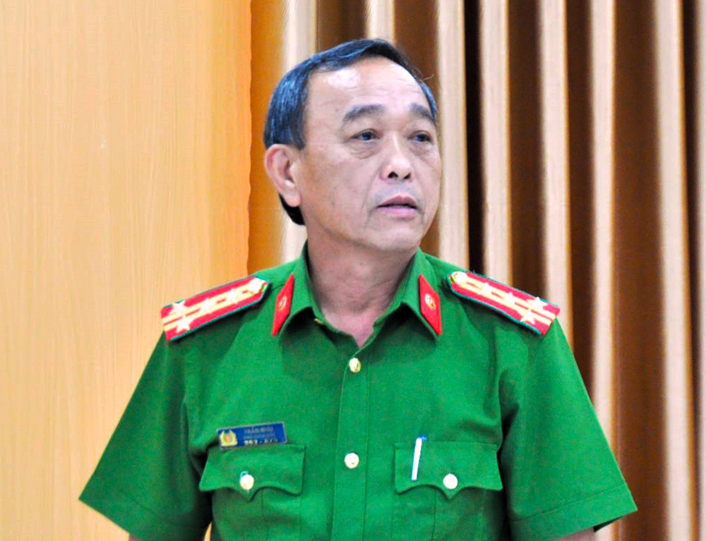 Nhom nguoi Trung Quoc giao cau voi tre em anh 1