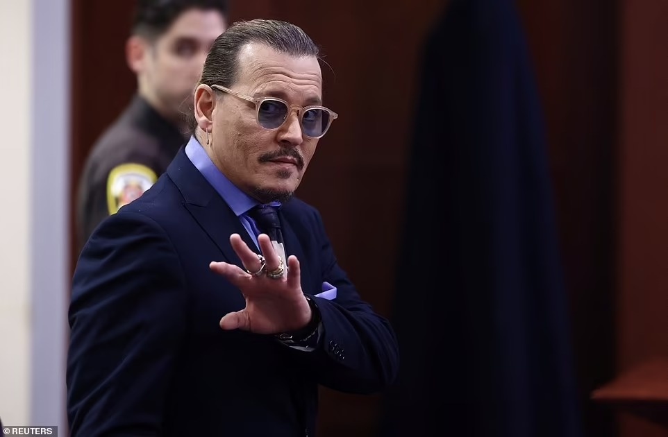 Johnny Depp kien Amber Heard anh 2