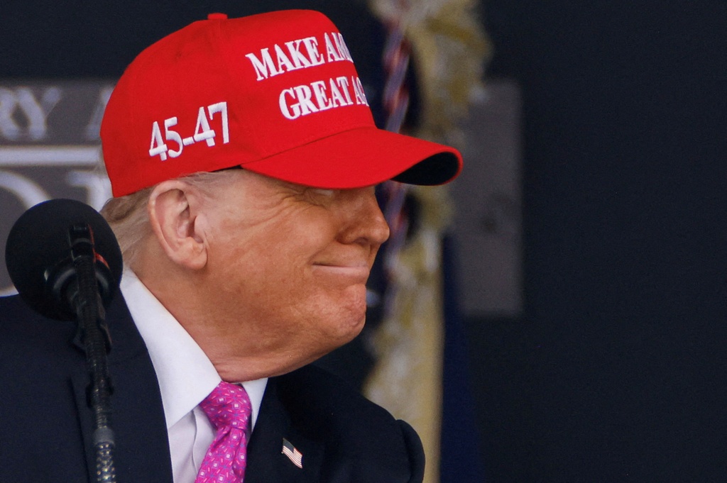 Ông Trump 'xoay như chong chóng'