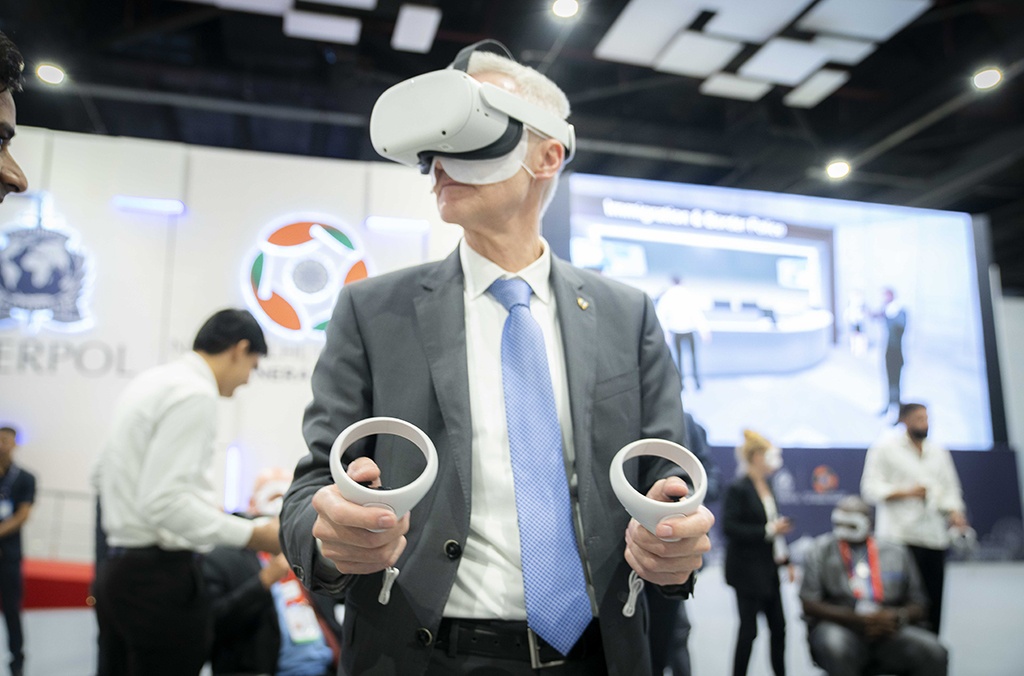 Interpol bat toi pham metaverse anh 1