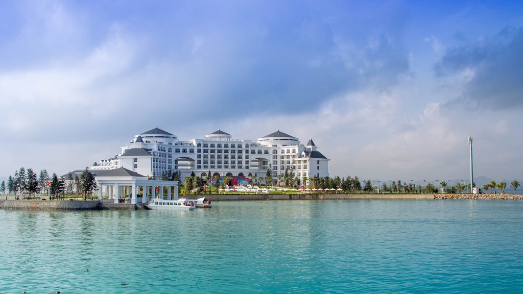 Ve trang le cua khu nghi duong Vinpearl Ha Long Bay Resort hinh anh 1