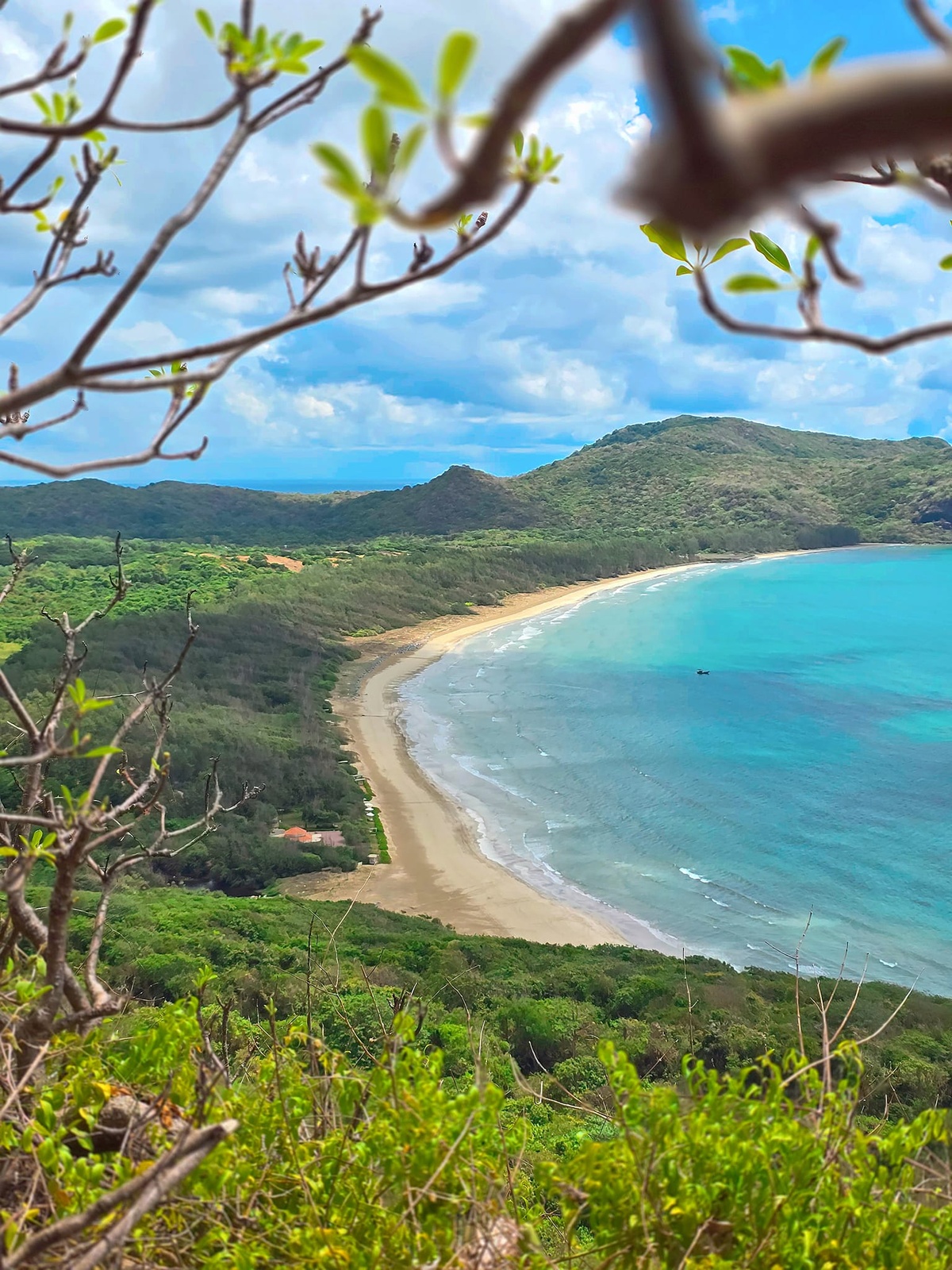 Tôi đến Côn Đảo xem xác tàu đắm, trekking xuyên rừng
