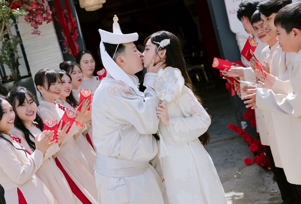 Chàng rể Mông Cổ mang sữa bò sang hỏi vợ Việt Nam Chàng rể Mông Cổ mang sữa bò sang hỏi vợ Việt Nam