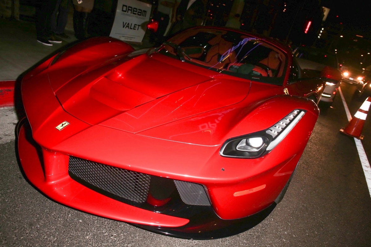 Dàn siêu xe Ferrari ấn tượng của tay đua F1 Lewis Hamilton
