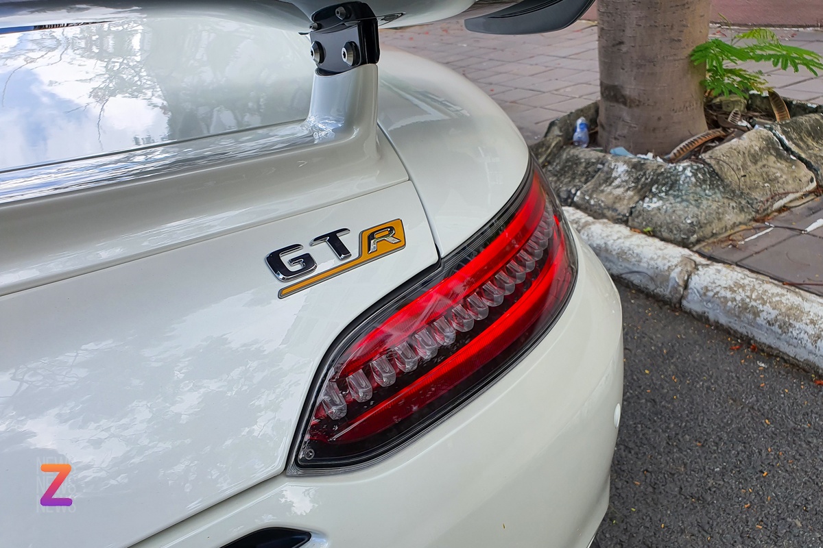 Ngắm chiếc Mercedes-AMG GT R màu trắng độc nhất Việt Nam