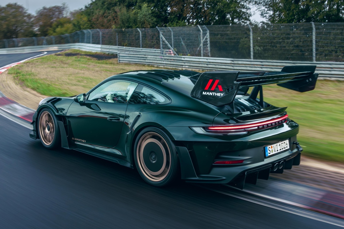 Porsche 911 GT3 RS hầm hố hơn với gói độ Manthey