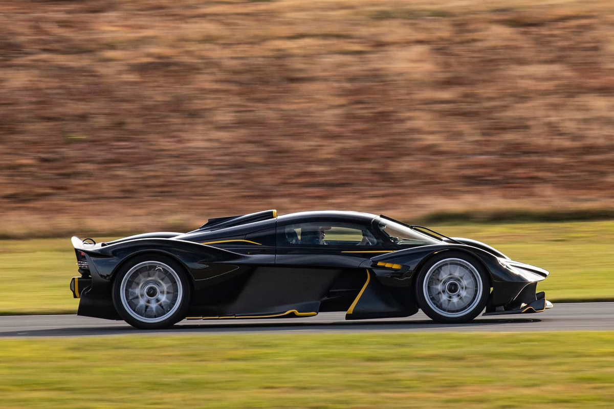 Siêu xe Aston Martin Valkyrie Spider đầu tiên có mặt tại Mỹ