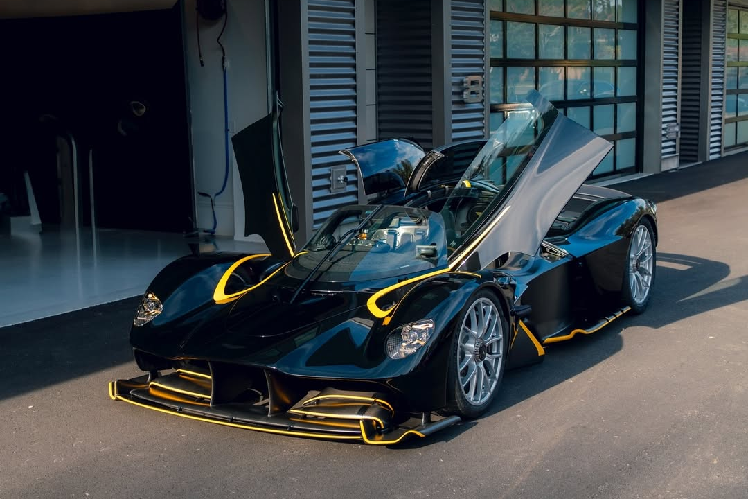 Siêu xe Aston Martin Valkyrie Spider đầu tiên có mặt tại Mỹ