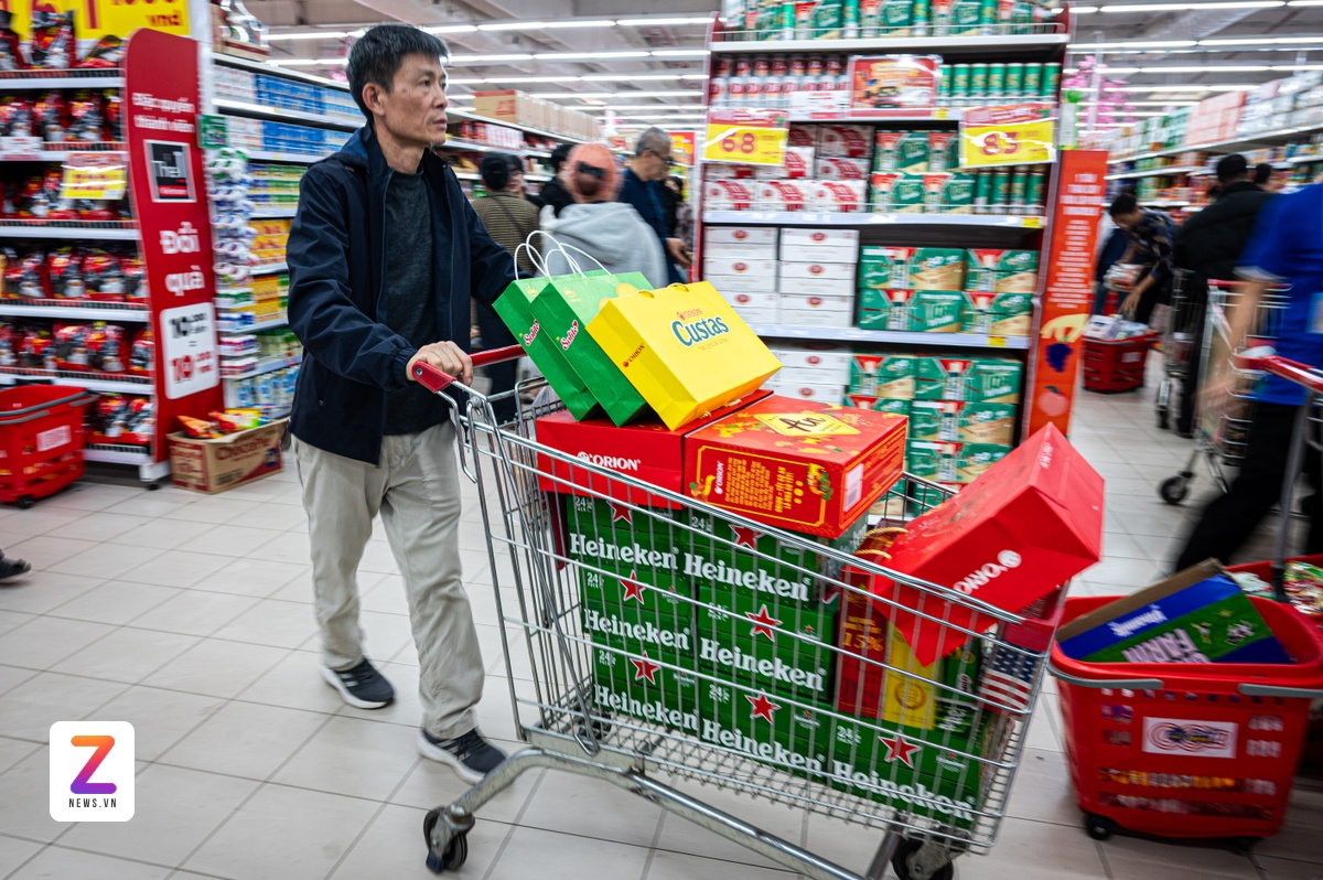 nguoi dan mua sam tet anh 7