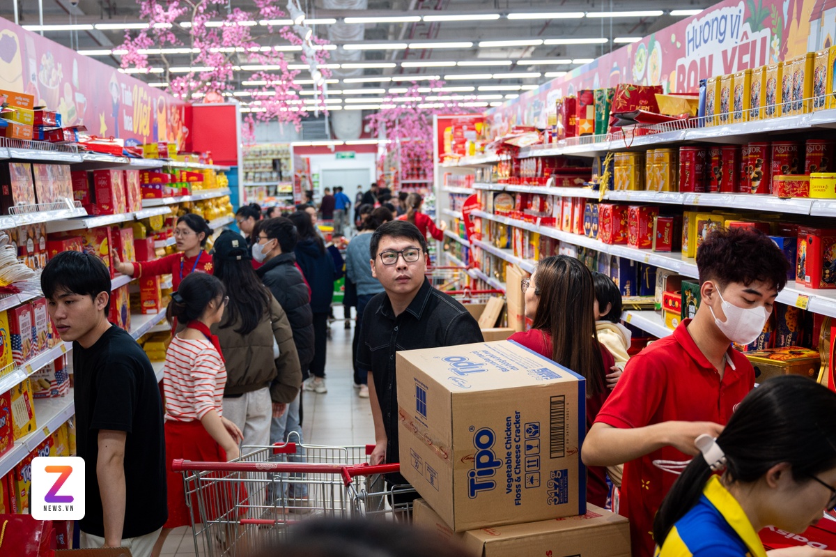 nguoi dan mua sam tet anh 2