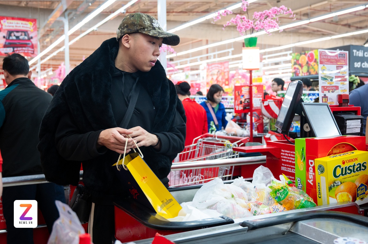 nguoi dan mua sam tet anh 9