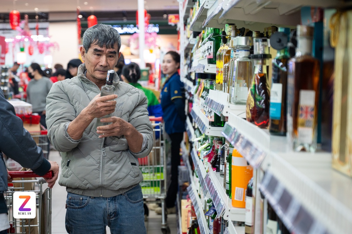 nguoi dan mua sam tet anh 5