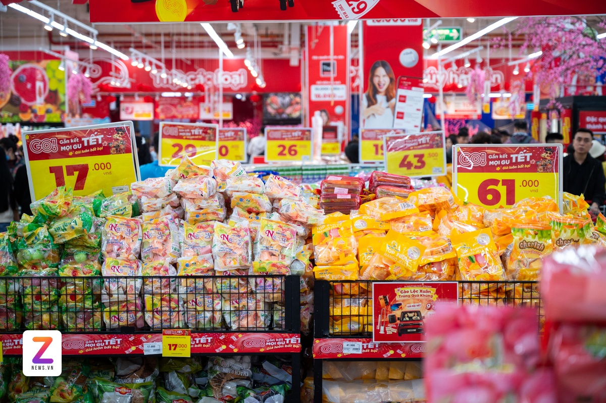 nguoi dan mua sam tet anh 3