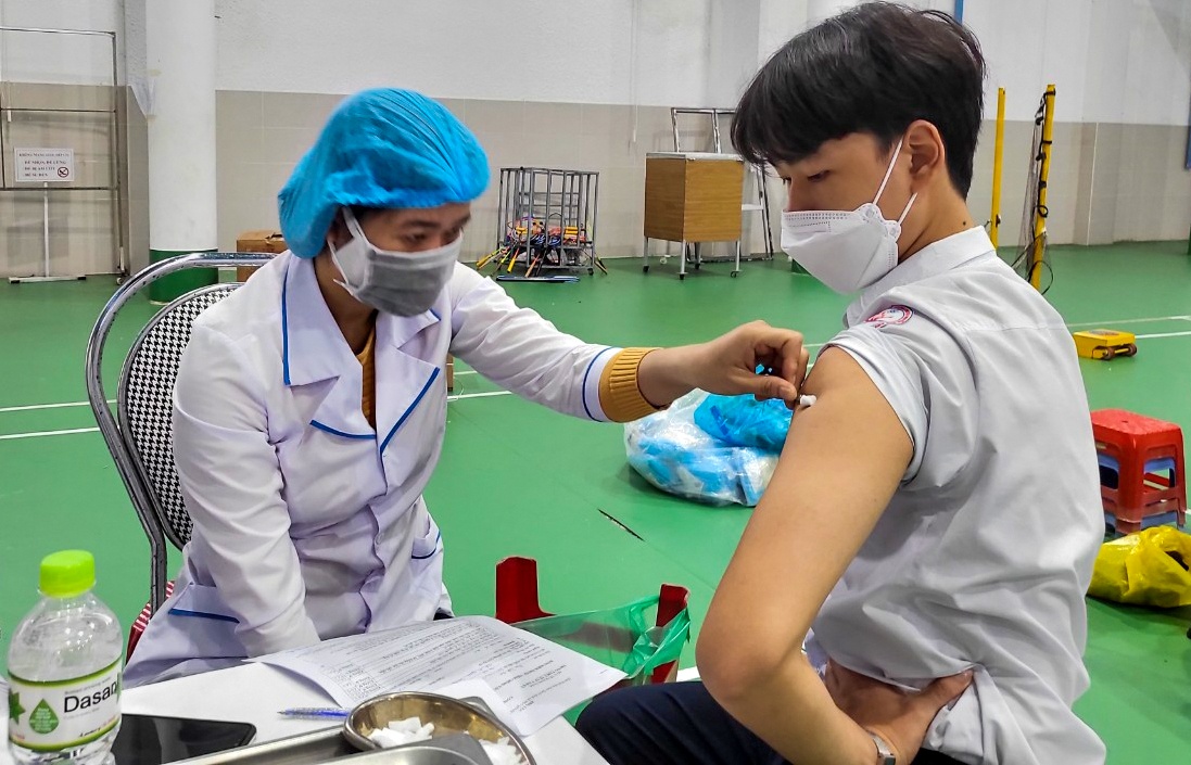 nam sinh lop 11 tiem lien tiep 2 mui vaccine anh 1
